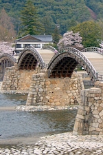 日本三名橋の木造アーチの錦帯橋。