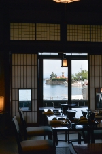 海の神社と石畳の港町。