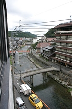 恋の伝説が残る川沿いの温泉街。