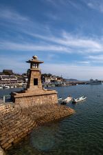 宿から見える鞆の浦のシンボル、常夜灯 / 御舟宿　海月