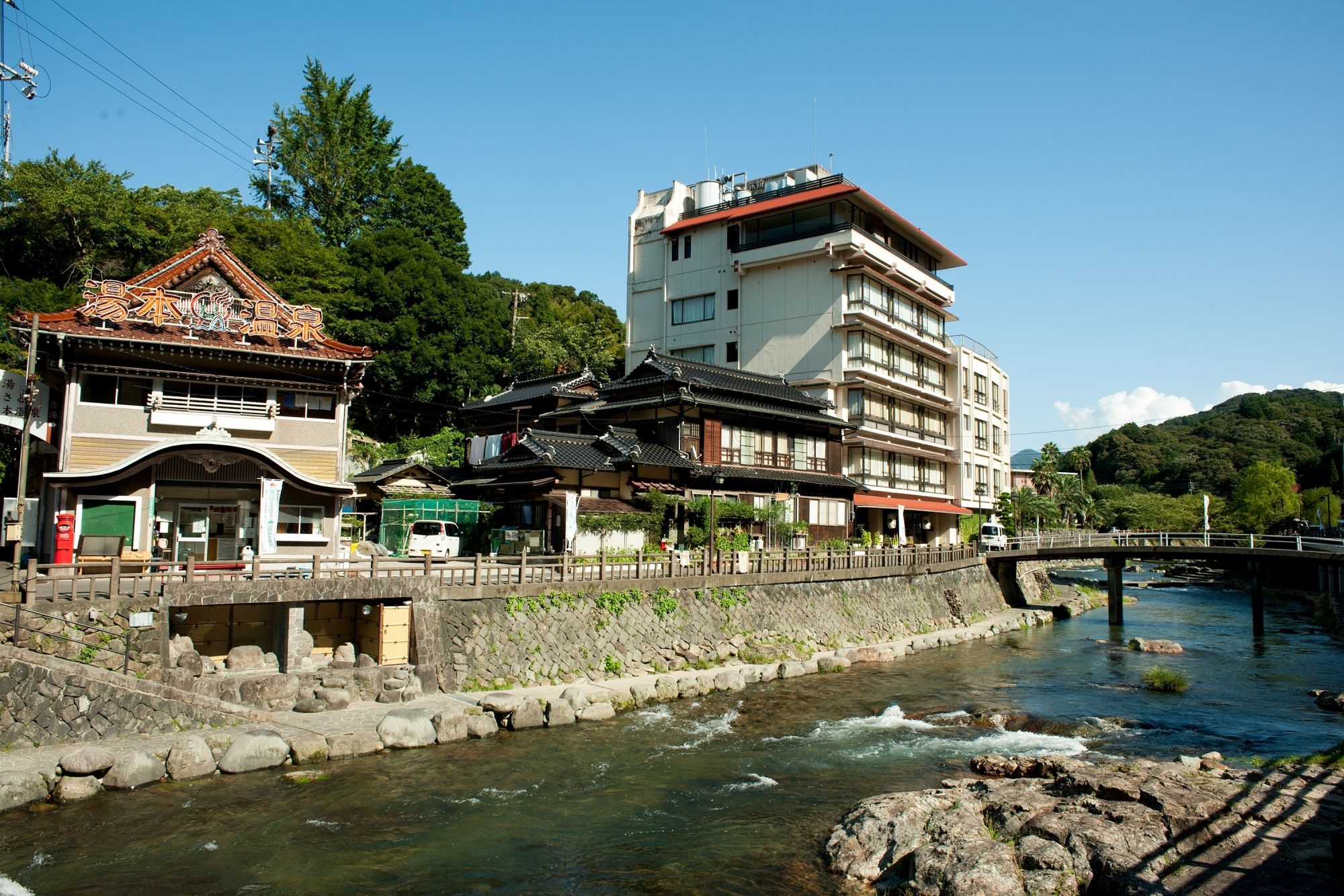 旅館六角堂　展望風呂をもつ、音信川河畔に建つ静かな宿。