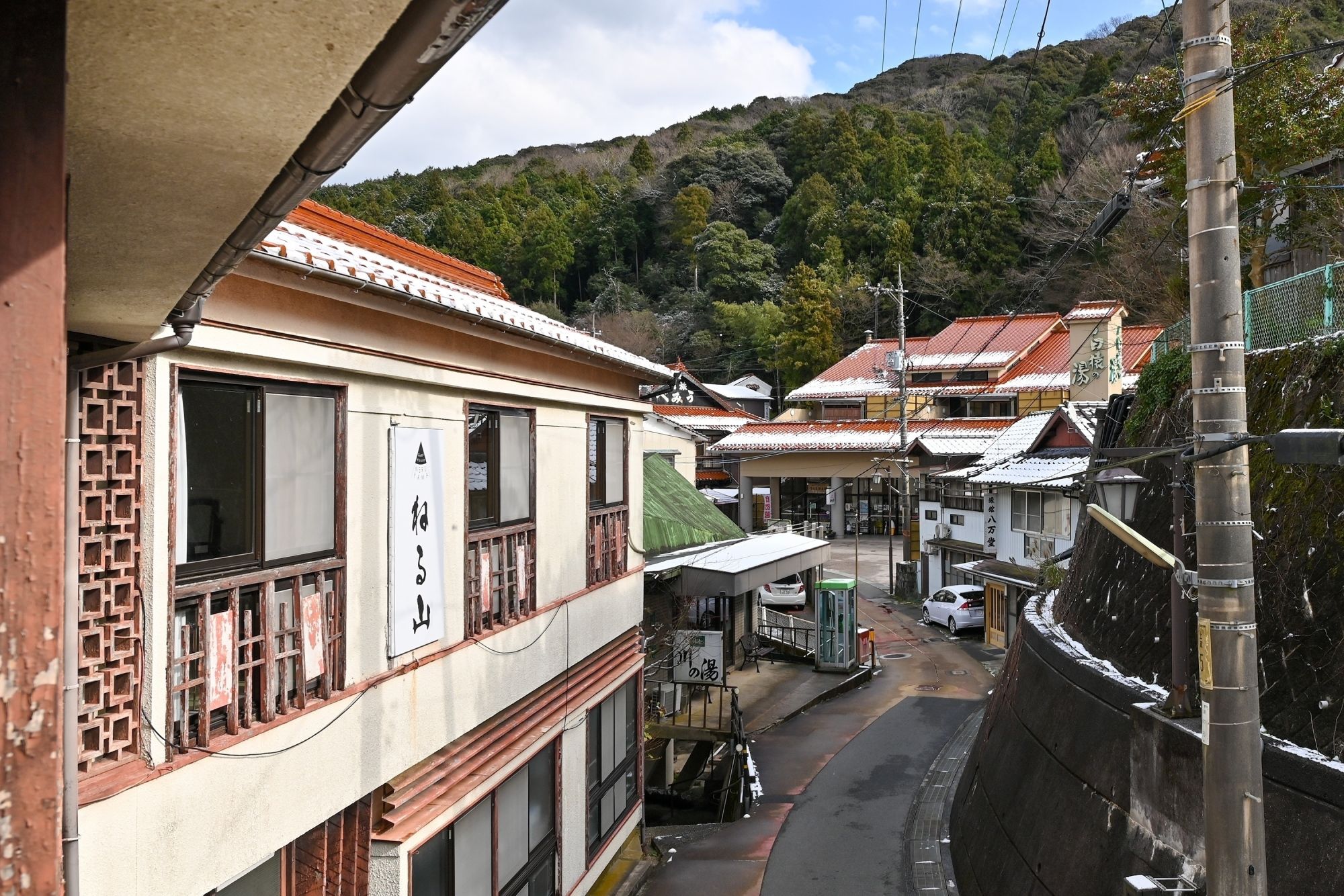 ゲストハウスねる山　湯町集落、湯客の憩いの場に。