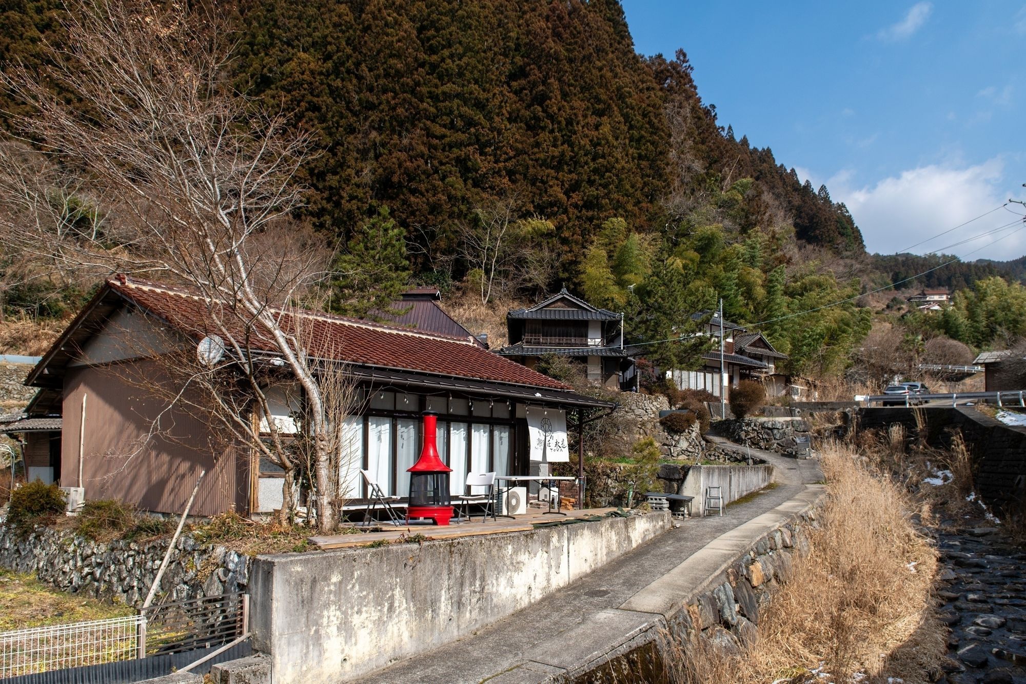 湯来別荘永遠　清流と炎の揺らぎに包まれる暮らすように泊まる貸し別荘。